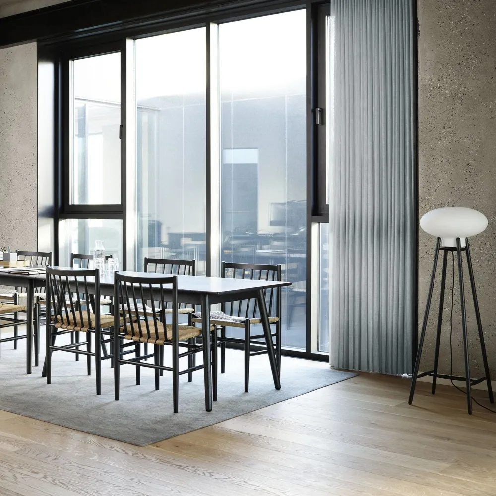 Gulvlamper-Philip Bro & Dögg Gudmundsdottir U5 Hiti - Gulvlampe - Eg - Sort - Opalt glas