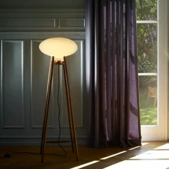 Gulvlamper-Philip Bro & Dögg Gudmundsdottir U5 Hiti - Gulvlampe - Valnød - Opalt glas